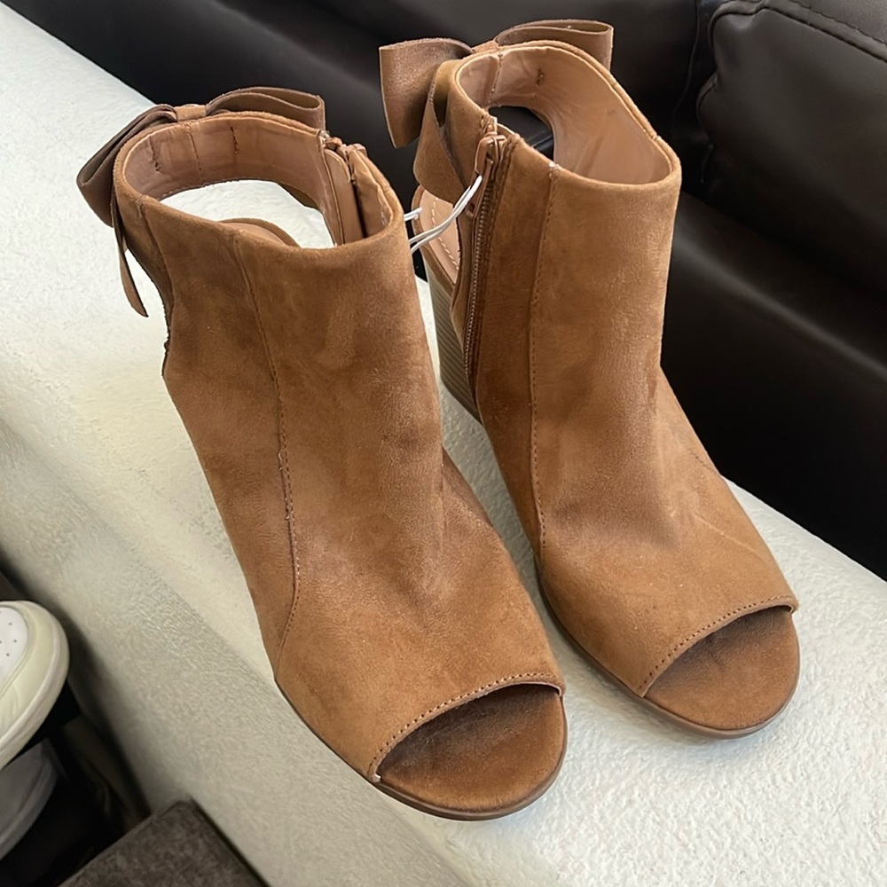 NWT*** Women Size 9 Tan - Spice Market open toe shoes
